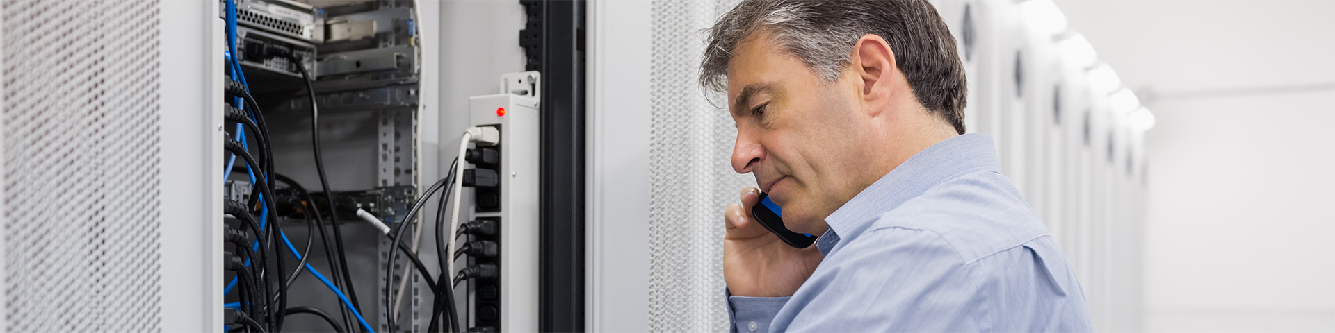 IT-Techniker führt Wartung und Reparatur von IT-Hardware direkt bei Geschäftskunden vor Ort durch